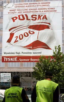 Плакат на одной из улиц Варшавы // Reuters