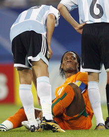 Дидье Дрогба не рад забитому мячу//Reuters