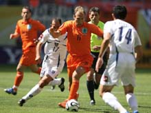Автор первого гола в матче Арьен Роббен рвется к воротам сборной Сербии и Черногории // Reuters