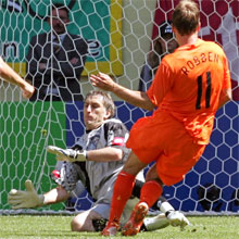Арьен Роббен забивает победный гол сербам//Reuters