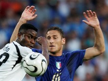 Франческо Тотти ведет борьбу за мяч // Reuters
