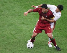 В борьбе за мяч Луиш Фигу и Мохаммед Носрати // Reuters