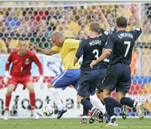 Роналдо пытается забить гол в ворота сборной Австралии // Reuters
