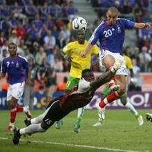 Давид Трезеге пытается забить гол в ворота сборной Того // Reuters