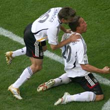 Немцы празднуют гол в ворота сборной Швеции // Reuters