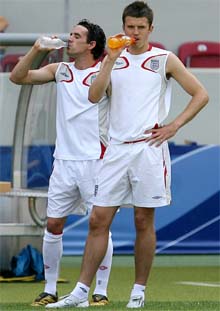Майкл Каррик и Оуэн Харгривз тренируются пить перед игрой с Эквадором//Reuters