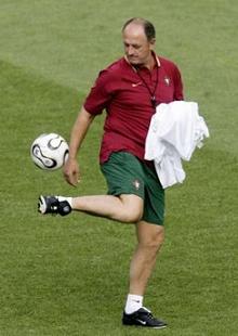 Луис Фелипе Сколари демонстрирует свое умение обращаться с мячом // Reuters