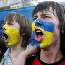 Болельщики сборной Украины ждут выхода своей команды в четвертьфинал // Reuters