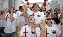 Английские фанаты празднуют выход своей сборной в 1/4 финала//Reuters