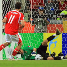 Шовковский берет мяч после удара Штреллера//Reuters 