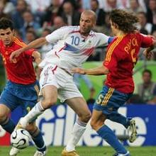 Зидан рвется к воротам сборной Испании // Reuters