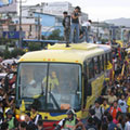 Нападающий сборной Эквадора Иван Кавьедес с камерой в руках снимал все происходящее с крыши автобуса//Reuters