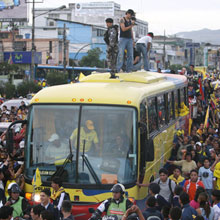 Нападающий сборной Эквадора Иван Кавьедес с камерой в руках снимал все происходящее с крыши автобуса//Reuters