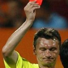 Валентин Иванов показывает свою последюю красную карточку на чемпионате мира // Reuters