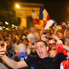 Французские болельщики празднуют победу своей сборной // Reuters