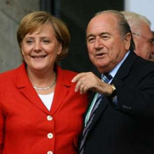 Блаттер объясняют нюансы футбола канцлеру Германии Ангеле Меркель//Reuters