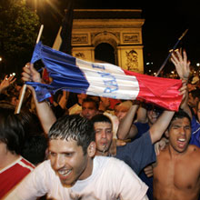 Толпы народа отмечали победу Франции в центре Парижа//Reuters