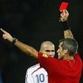 Зинедин Зидан получает красную карточку // Reuters