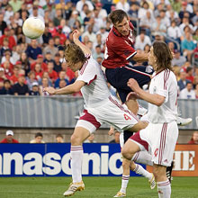 Макбрайд забивает гол в ворота Латвии //ussoccer.com